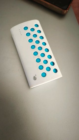 Cargador Portátil Blanco con Diseño Azul