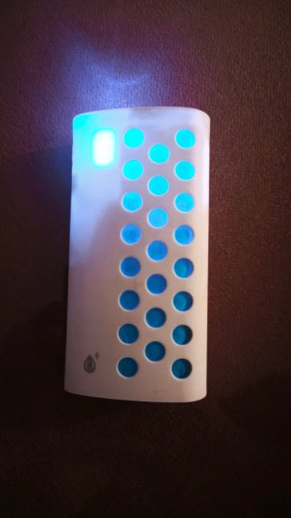 Cargador Portátil Blanco con Diseño Azul