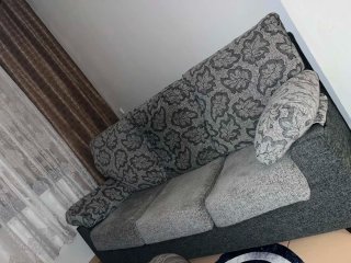Sofá de tela gris con estampado
