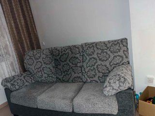 Sofá de tela gris con estampado