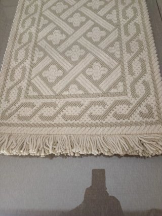 Alfombra artesanal beige y gris