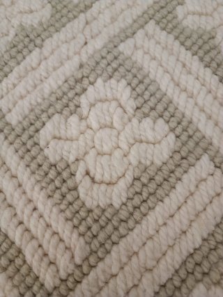 Alfombra artesanal beige y gris