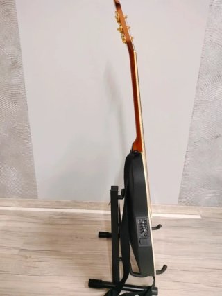 Guitarra acústica con amplificador marca Vincent