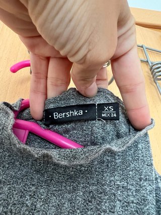 Top Bershka gris sin mangas