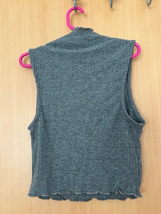 Top Bershka gris sin mangas