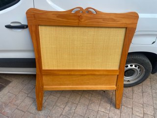 Cabecero de madera y ratán