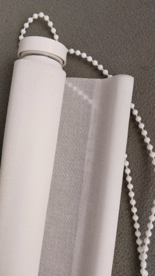 Estor enrollable blanco con cadena