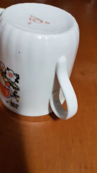 Tazza vintage in porcellana decorata