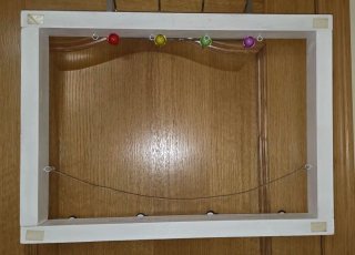 Marco decorativo con perchas y cuerda