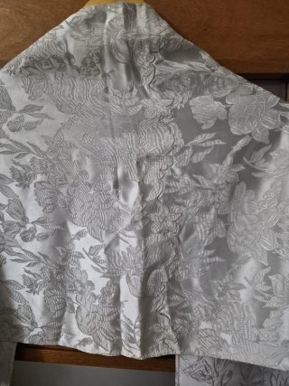 Chal brocado  de seda gris plata