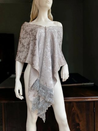 Chal brocado  de seda gris plata