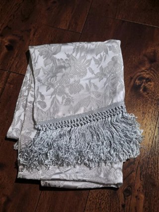 Chal brocado  de seda gris plata