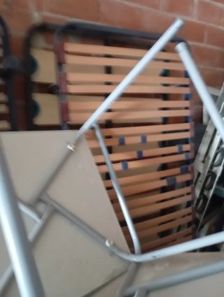 Struttura a doghe in legno per letto