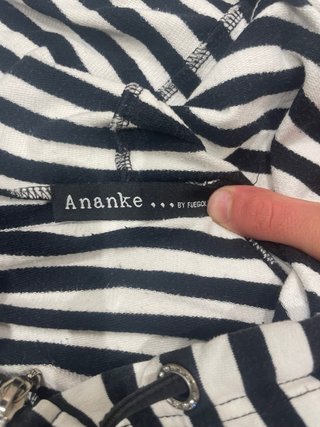 Sudadera Ananke Rayas Blancas y Negras