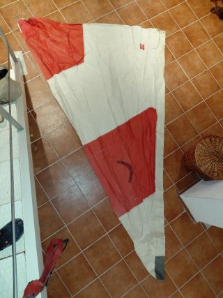 Vela marca Livemar blanca-roja para embarcaciones