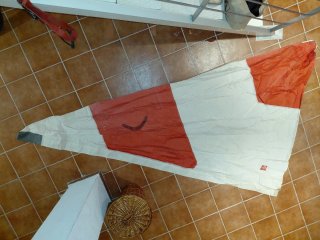 Vela marca Livemar blanca-roja para embarcaciones