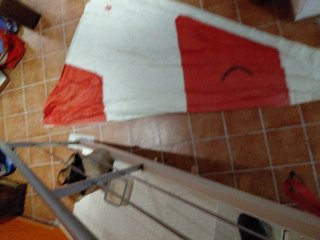 Vela marca Livemar blanca-roja para embarcaciones