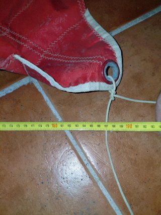 Vela marca Livemar blanca-roja para embarcaciones