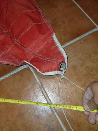 Vela marca Livemar blanca-roja para embarcaciones