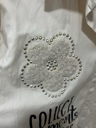 Camisa bege com desenho floral e frase