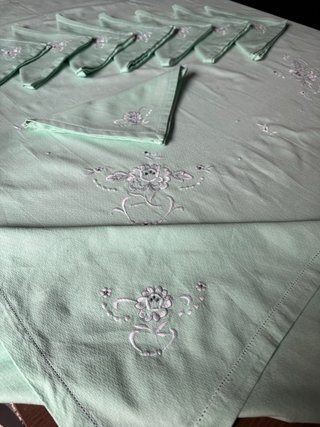 Mantel y servilletas bordados Zara Home