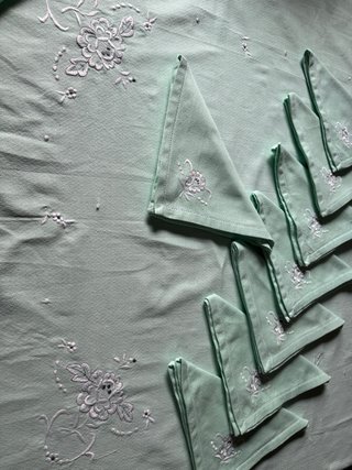 Mantel y servilletas bordados Zara Home
