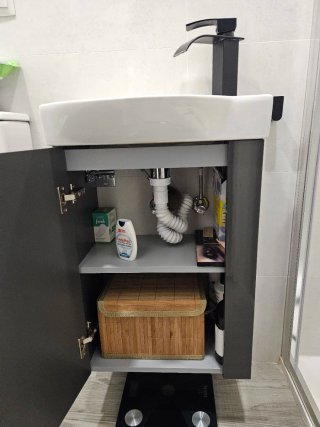 Mueble lavabo reducido con grifo