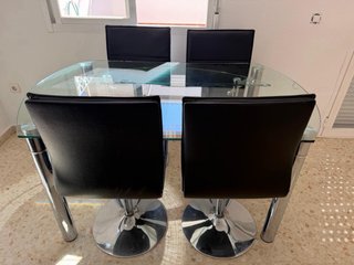 Mesa de cristal y 4 sillas negras