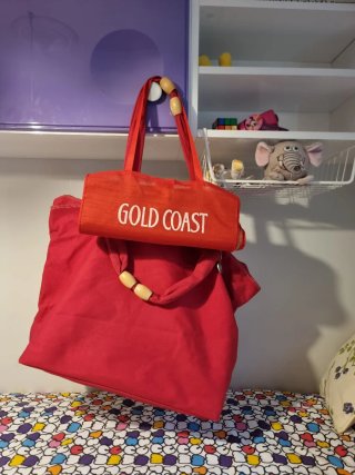Bolsa de playa y esterilla roja