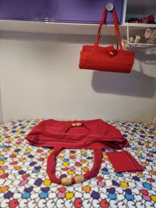 Bolsa de playa y esterilla roja