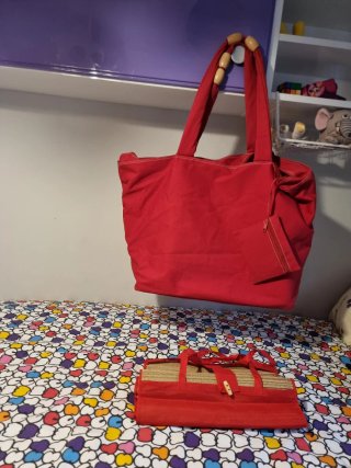 Bolsa de playa y esterilla roja