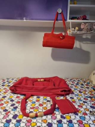 Bolsa de playa y esterilla roja
