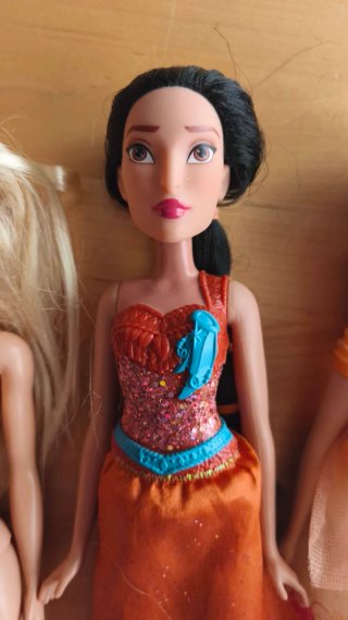 Lote de 5 muñecas: Barbie, Bratz y más