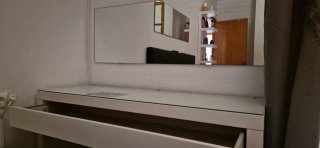 Tocador con espejo de cristal y madera