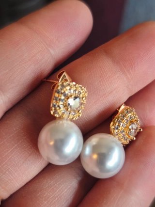 Pendientes dorados con perla y circonitas