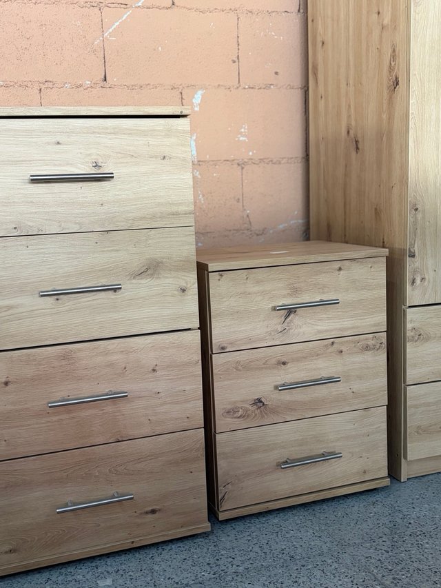 Cómoda y Mesitas de Noche Madera
