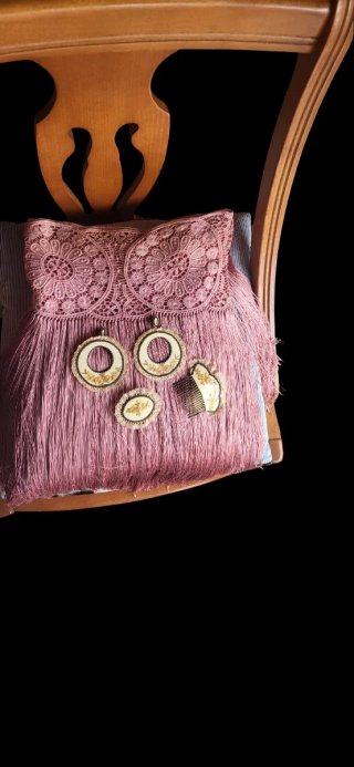 Traje de flamenca beige con detalles rosa