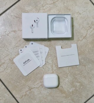 Apple AirPods 4