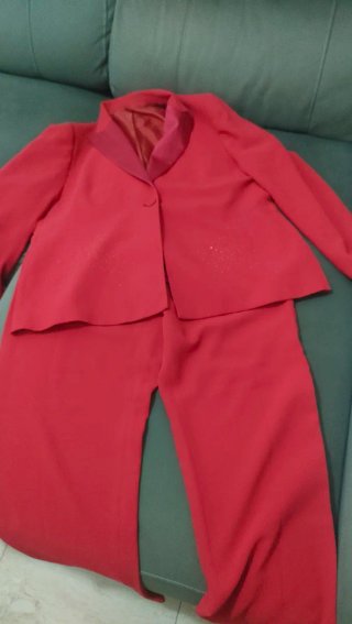 Traje de pantalón rojo