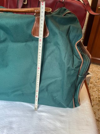 Maleta de viaje verde y marrón