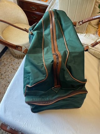 Maleta de viaje verde y marrón