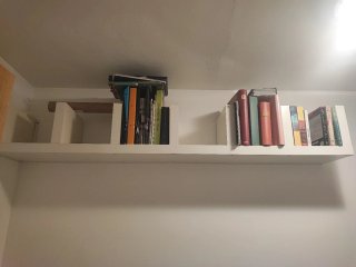 2 Estanterías de madera y plástico