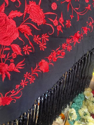 Mantoncillo flamenco corto flecos bordado