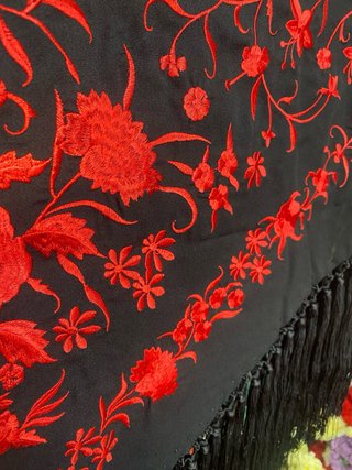 Mantoncillo flamenco corto flecos bordado