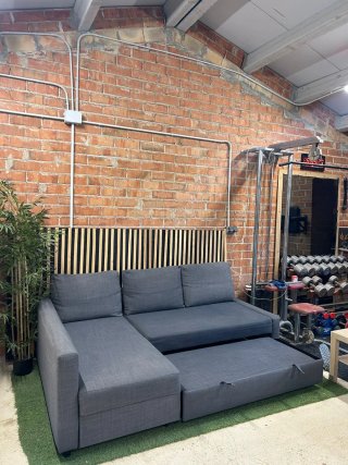 SOFA CHAISELONGUE CAMA IKEA FRIHETEN + MESA