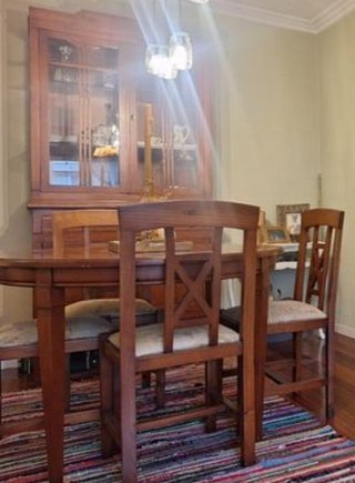 Mesa comedor extensible y aparador