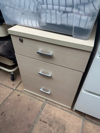 Cajonera de madera y plástico