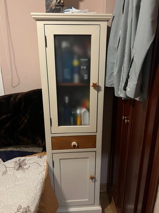 Vitrina de madera de pino