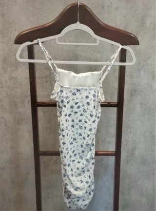 Vestido corto floral azul y blanco