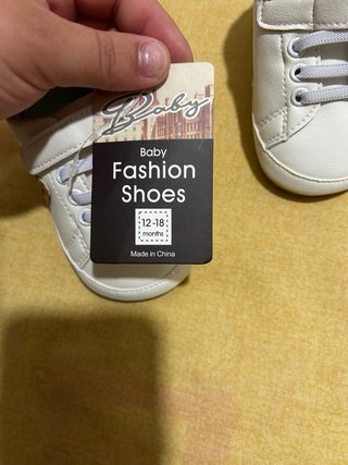Zapatilla bebé blanca con cordones